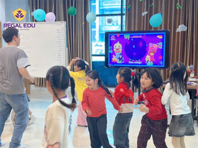 Học tiếng Anh theo độ tuổi: Lộ trình chuẩn cho trẻ từ 4 tuổi trở lên cha mẹ nhất định phải biết