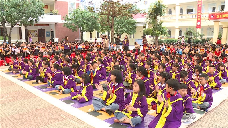[CỔNG THÔNG TIN ĐIỆN TỬ TỈNH THANH HOÁ - HẠC THÀNH] SÔI NỔI CUỘC THI “RUNG CHUÔNG VÀNG TIẾNG ANH” TẠI TRƯỜNG TIỂU HỌC ĐÔNG VỆ 2