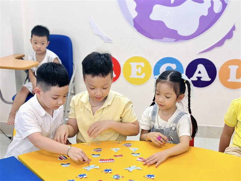 Một tiết học tiếng Anh của trẻ 6 tuổi diễn ra như thế nào để con nhớ bài mà không "học vẹt"?