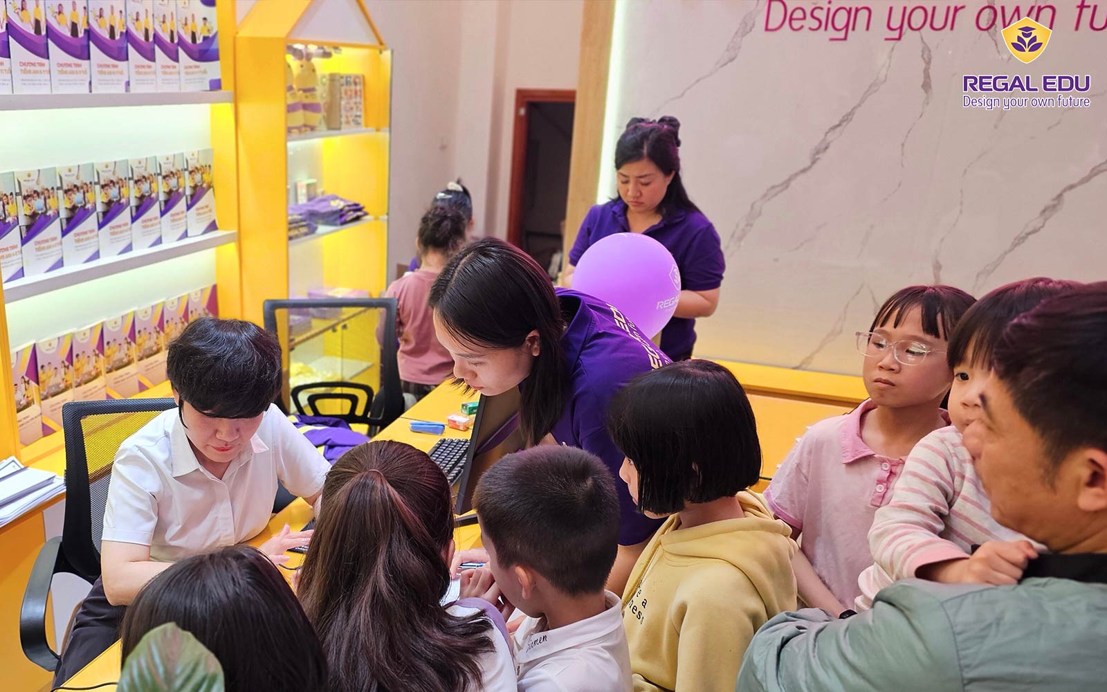 Phụ huynh cùng học viên tìm hiểu về các khóa học tại Regal Edu Sầm Sơn