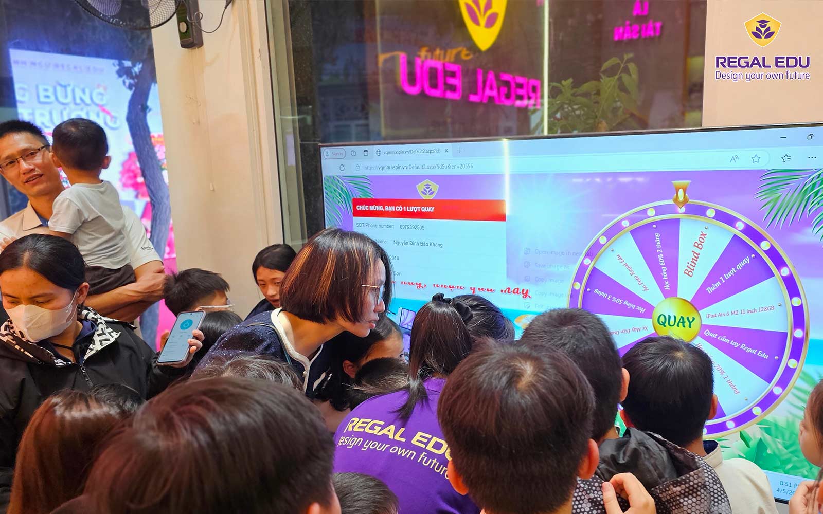 Học viên trải nghiệm không gian học tập tại Regal Edu