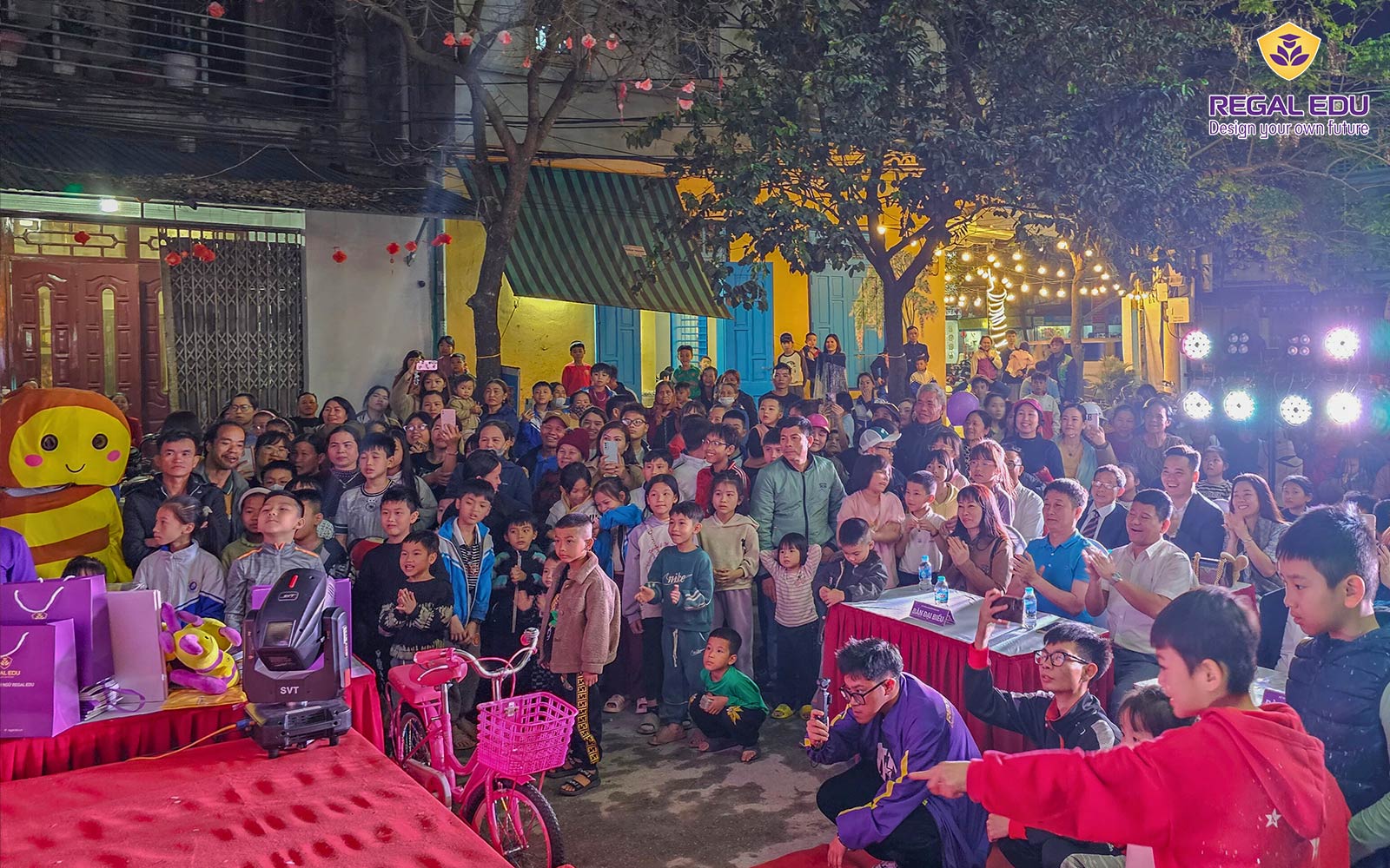 Đông đảo phụ huynh và học viên tới tham dự lễ khai trương Regal Edu Sầm Sơn